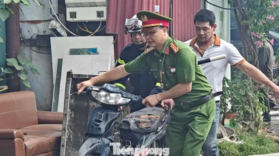A row of boarding houses in Phung Khoang caught fire violently.
