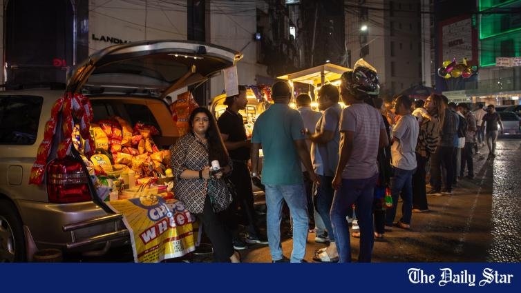 Gulshan 2’s midnight street food scene feels like Bangkok Gulshan 2’s midnight street food scene feels like Bangkok